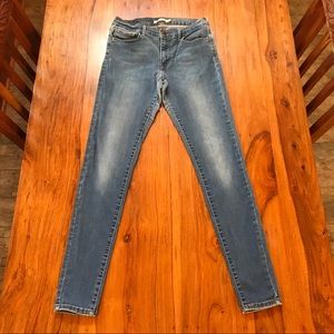 Levi’s 710 Super Skinny Size 30 x 32 Medium Wash